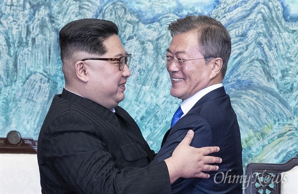 문재인 대통령과 김정은 국무위원장이 27일 오후 판문점 남측 평화의 집에서 열린 '2018 남북정상회담'에서 '판문점 선언'에 서명한 뒤 포옹하고 있다.