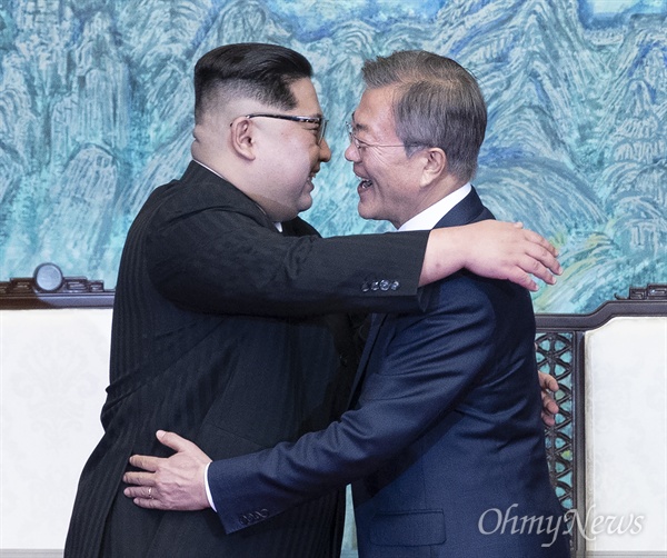 문재인 대통령과 김정은 국무위원장이 27일 오후 판문점 남측 평화의 집에서 열린 '2018 남북정상회담'에서 '판문점 선언'에 서명한 뒤 포옹하고 있다.