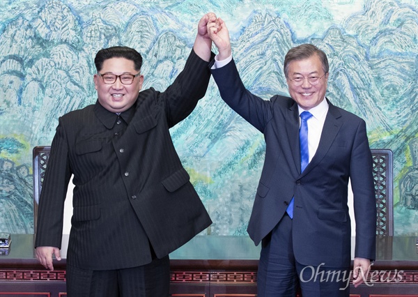지난 4월 27일 문재인 대통령과 김정은 국무위원장이 '판문점 선언'에 서명한 뒤 잡은 손을 들고 있다.