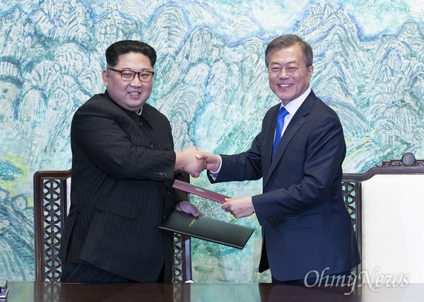 문재인 대통령과 김정은 국무위원장이 27일 오후 판문점 남측 평화의 집에서 열린 '2018 남북정상회담'에서 '판문점 선언'에 서명한 뒤 교환하고 있다.