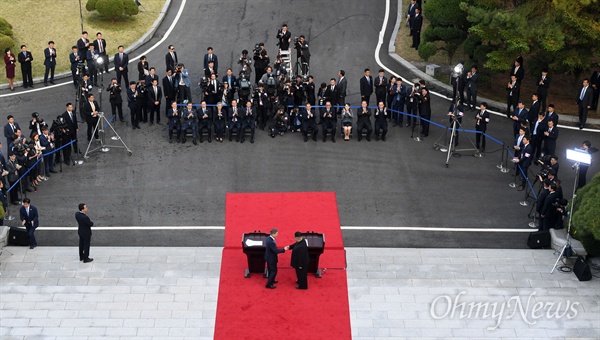 남-북 정상 '판문점 선언' 발표 문재인 대통령과 김정은 국무위원장이 27일 오후 '2018 남북정상회담'이 열린 판문점 남측 평화의 집 앞에서 '판문점 선언' 합의에 대한 입장을 발표했다.