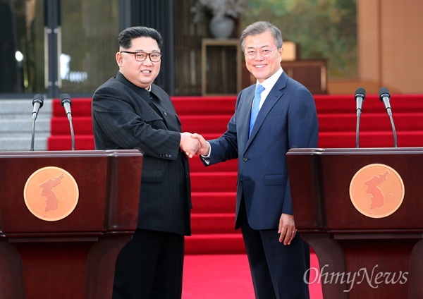 지난 4월 27일 문재인 대통령과 김정은 국무위원장이 '2018 남북정상회담'이 열린 판문점 남측 평화의 집 앞에서 '판문점 선언' 합의에 대한 입장을 발표하고 있는 모습. 