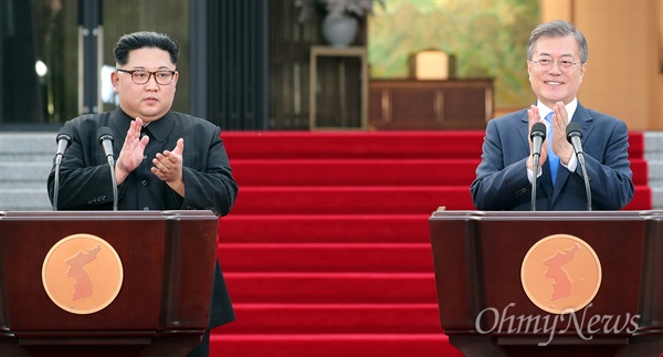4월 27일, 문재인 대통령과 김정은 국무위원장이 '2018 남북정상회담'이 열린 판문점 남측 평화의 집 앞에서 '판문점 선언' 합의에 대한 입장을 발표했다.