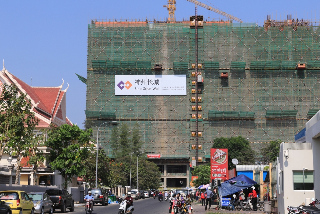 최근 캄보디아 수도 프놈펜은 중국 건설기업들이 다수 진출해 도심전체가 공사장을 연상케한다. 이에 현지국민들은 중국경제에 예속화될까 두려워하며 최근 반중국정서를 드러내기 시작했다.
