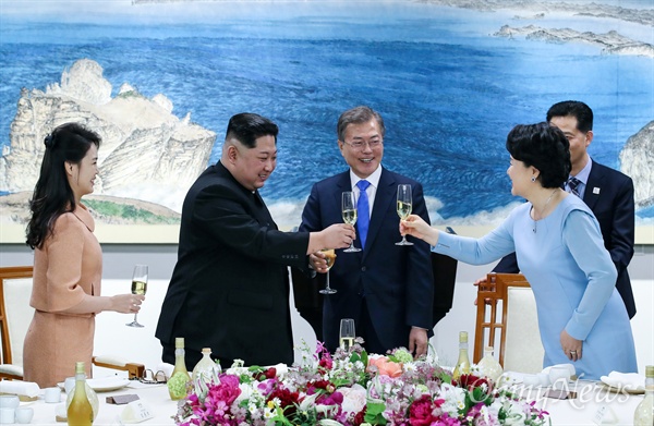 건배하는 남-북 정상 부부 27일 오후 판문점 평화의 집에서 열린 '2018 남북정상회담' 환영만찬에서 문재인 대통령과 부인 김정숙 여사, 김정은 국무위원장과 부인 리설주 여사가 건배하고 있다.