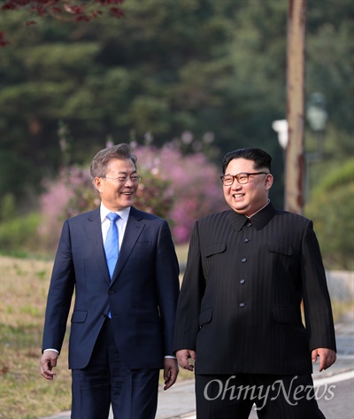 2018 남북정상회담이 열린 27일 오후 문재인 대통령과 김정은 국무위원장이 회담장인 판문점 남측 평화의 집 부근에서 산책하고 있다.
