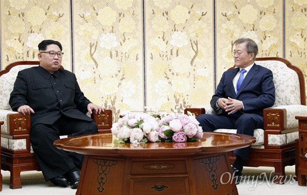 2018 남북정상회담이 열린 27일 오후 판문점 남측 평화의 집에서 문재인 대통령과 김정은 국무위원장이 이야기를 나누고 있다.