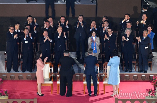 박수 받는 남-북 정상 부부 문재인 대통령과 부인 김정숙 여사, 김정은 국무위원장과 리설주 여사가 27일 오후 판문점 남측 평화의 집 앞마당에서 열린 2018 남북정상회담 환송공연 '봄이 온다' 공연에서 참석자들의 박수를 받고 있다.