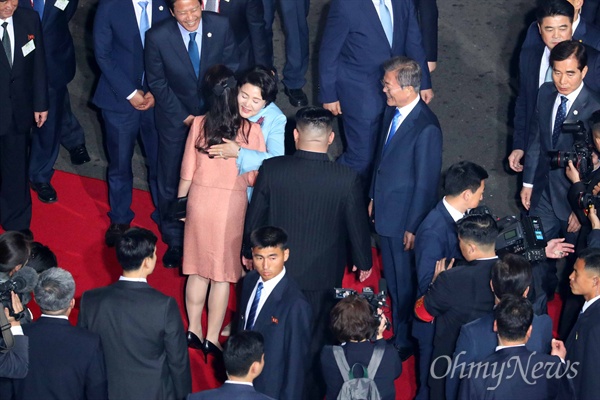 '다시 봅시다' 포옹하는 김정숙-리설주 김정은 국무위원장과 리설주 여사가 27일 오후 판문점 남측 평화의 집 앞마당에서 북으로 돌아가기 위해 차량에 탑승하기 전 문재인 대통령과 부인 김정숙 여사 및 남측 인사들의 배웅을 받고 있다. 김정숙 여사와 리설주 여사가 헤어지기 전 포옹을 하고 있다.