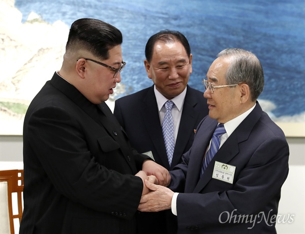 임동원 이사장과 반갑게 인사 나누는 김정은 국무위원장 27일 오후 판문점 남측 평화의 집에서 열린 '2018 남북정상회담 환영만찬'에서 김정은 국무위원장이 임동원 한반도평화포럼 명예이사장과 반갑게 악수하고 있다.