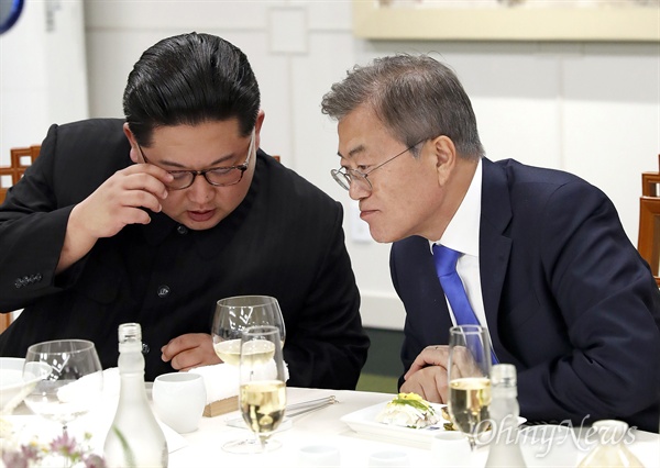 2018년 4월 27일, 문재인 대통령과 김정은 국무위원장이 판문점 남측 평화의 집에서 열린 2018 남북정상회담 환영만찬에서 머리를 맞대고 이야기를 나누고 있는 모습. 