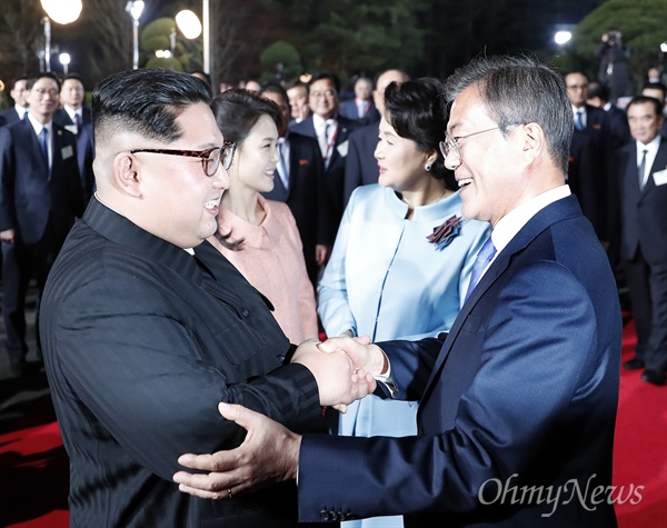 '곧 다시 만나요' 남-북 정상 부부 27일 오후 판문점 남측 평화의 집앞에서 2018 남북정상회담 환송공연을 마친 후 문재인 대통령과 김정은 국무위원장, 김정숙 여사와 리설주 여사가 헤어지며 인사를 나누고 있다