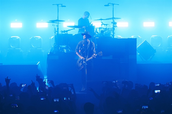 미국 인기 록밴드 '원리퍼블릭'(OneRepublic)이 27일 서울 송파구 올림픽공원 올림픽홀에서 공연을 펼치고 있다. 이번 공연은 '현대카드 컬처프로젝트'로 진행됐다. 