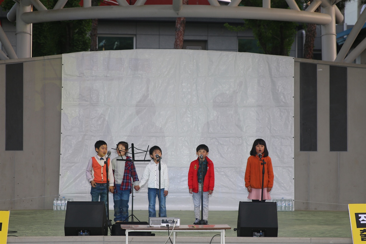 '쌀 한톨의 무게' 노래를 부른 전남 해남의 서정초등학교 학생들