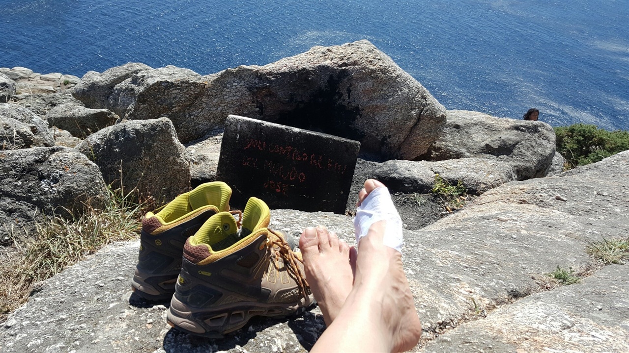 피니스테레  곶(Cape Finisterre). 예전에 이곳에서 신발 등을 태웠다. 지금은 흔적만 남아 있다. 