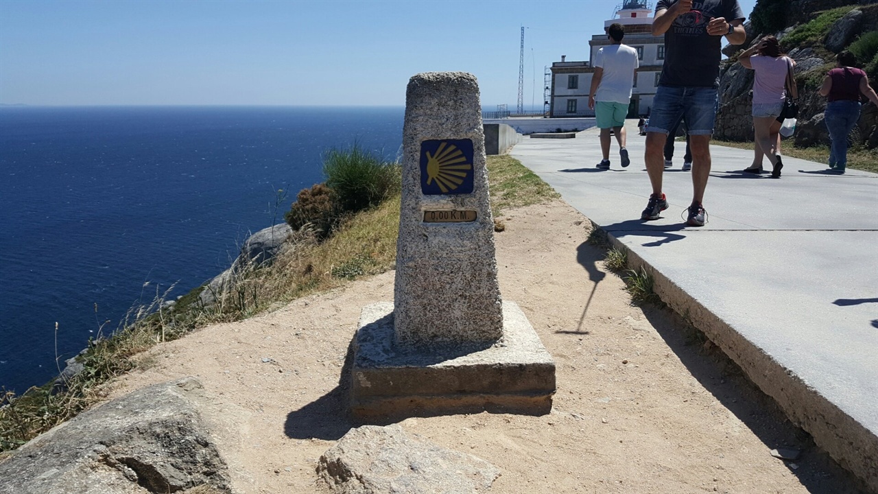 Cape Finisterre. 세상의 끝이다. 표지석에 '0.00 K.M.'이라고 적혀 있다.