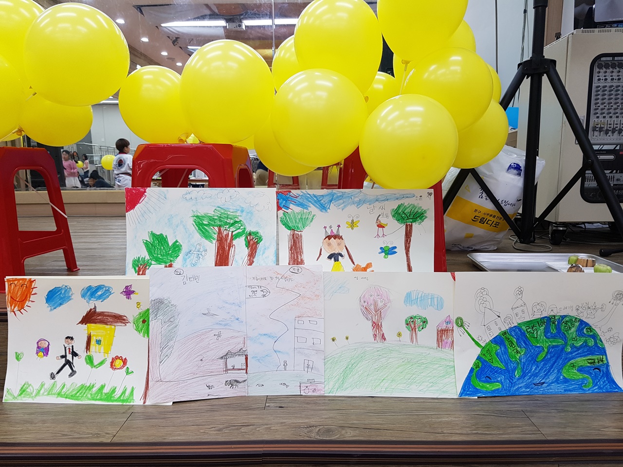 ‘오스카빌 산업폐기물 매립장 반대대책위(아래, 반대위)’는 28일 아파트 단지 내에서 유치부를 포함한 초등학생 100여 명이 참가한 가운데 환경 그림 그리기 대회를 개최했다.