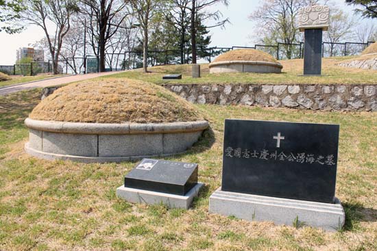 김용해 지사의 묘소와 그 뒤로 보이는 아버지 김태련 지사의 묘소