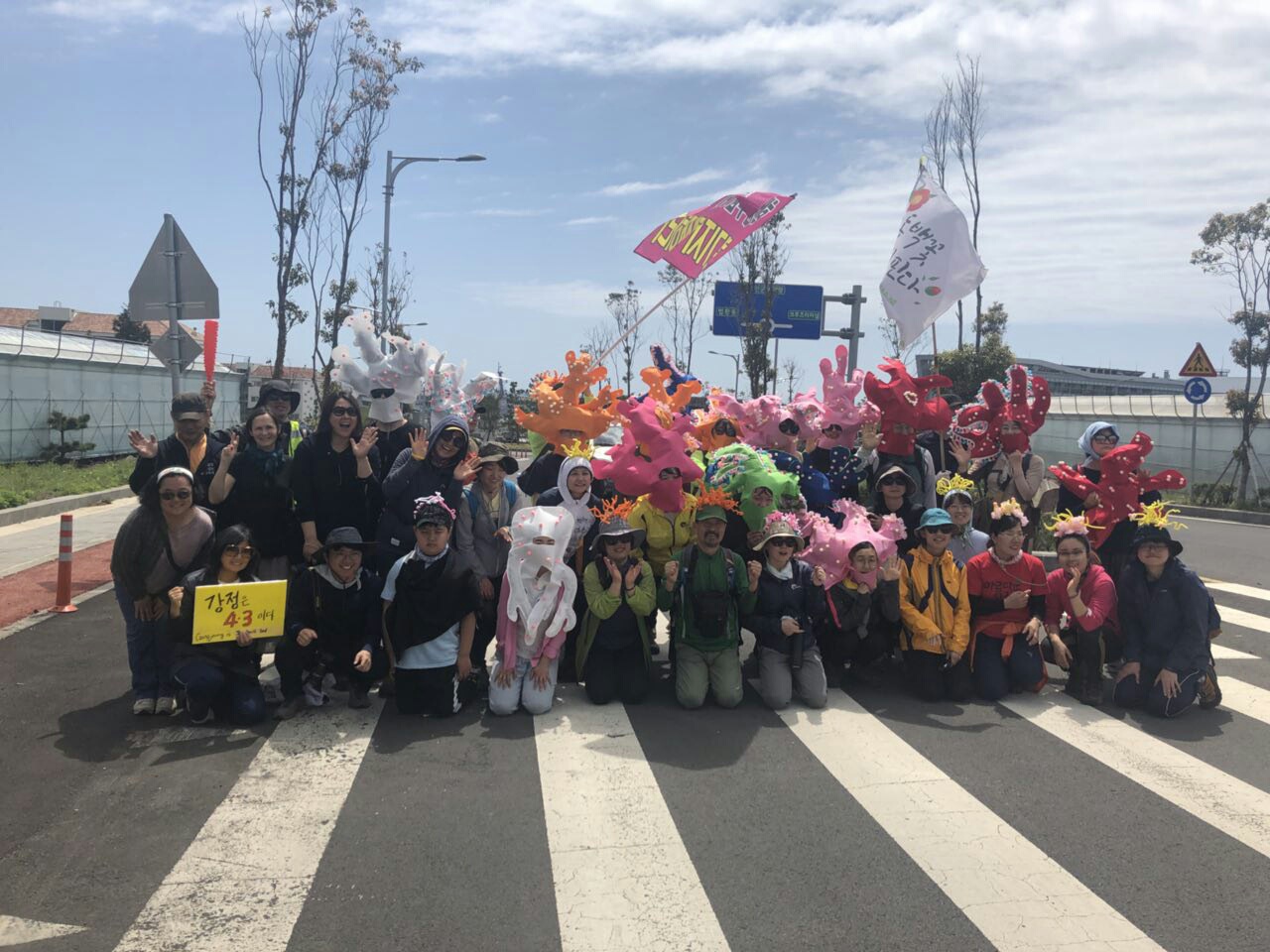 인간띠잇기를 마치고 강정주민 지킴이들과 단체사진 강정에서는 오늘도 노래를 부를 것이다. 각자의 신명을 담아 조금 더 앞으로 나아가기 위해 오늘도 춤을 춘다.