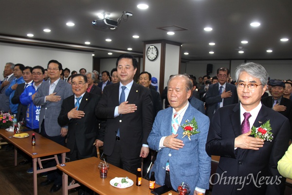  29일 오후 경남 창원에서 열린 더불어민주당 김종대 창원시의회 부의장의 선거사무소 개소식에 참석한 박종훈 경남도교육감과 김두관 국회의원, 허성무 창원시장 후보, 공민배 전 창원시장 등이 국민의례를 하고 있다.