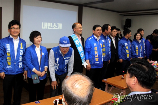  29일 오후 경남 창원에서 열린 더불어민주당 김종대 창원시의회 부의장의 선거사무소 개소식에 참석한 허성무 창원시장 후보와 한은정 창원시의원 등이 인사하고 있다.