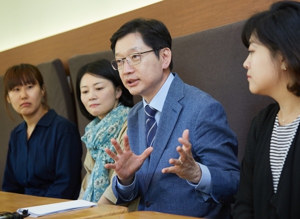 더불어민주당 김경수 국회의원은 29일 오후 김해에서 학부모들과 만나 미세먼지 대책 간담회를 가졌다.