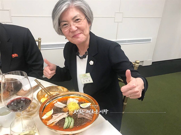 강경화 장관, 옥류관 평양냉면 엄지척 강경화 외교부장관이 평양 옥류관 냉면을 맛보며 '엄지척'을 하고 있다.