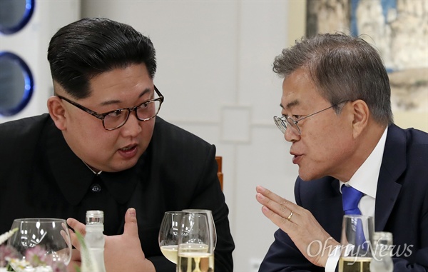 문재인 대통령과 김정은 국무위원장이 지난 2018년 4월 27일 오후 판문점 평화의 집에서 열린 2018남북정상회담 환영만찬에서 머리를 맞대고 이야기를 나누고 있다.