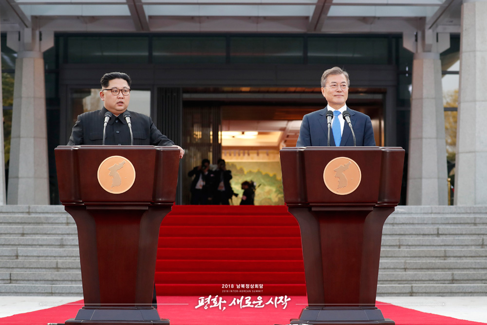 정상회담 결과를 발표하는 문재인 대통령과 김정은 위원장. 