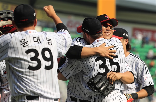 고마운 수비 29일 오후 서울 송파구 잠실구장에서 벌어진 2018 신한은행 마이카 KBO리그 삼성 라이온즈와 LG 트윈스의 경기 5회초 2사 3루, 삼성 김현곤의 안타성 타구를 잡아낸 LG 김현수가 활짝 웃으며 선발투수 윌슨과 함께 기뻐하고 있다. 2018.4.29