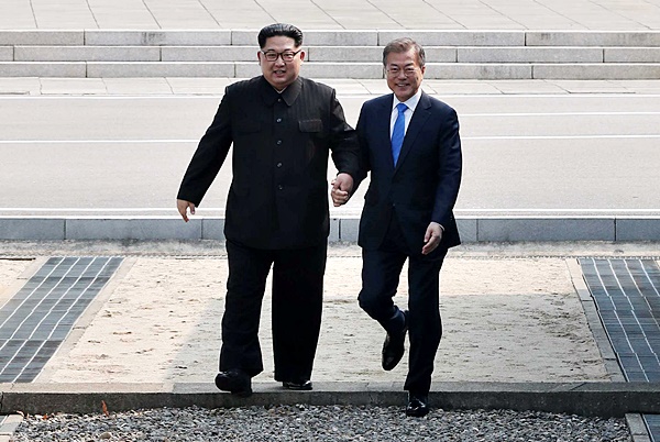 지난 2018년 4월, 김정은 국무위원장과 문재인 대통령이 판문점 군사분계선을 넘는 모습. 