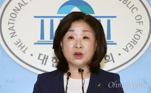 심상정 정의당 의원이 지난달 30일 오전 서울 여의도 국회 정론관에서 기자회견을 열고 삼성의 무노조 경영 청산을 촉구하고 있다. 