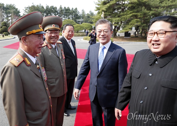 문재인 대통령, 북한군 수뇌부와 인사 2018남북정상회담이 열린 27일 오전 판문점 평화의 집 광장에서 열린 환영행사에서 문재인 대통령이 김정은 국무위원장의 안내를 받으며 북한군 수뇌부 리명수 총참모장(왼쪽), 박영식 인민무력상과 인사를 나누고 있다.