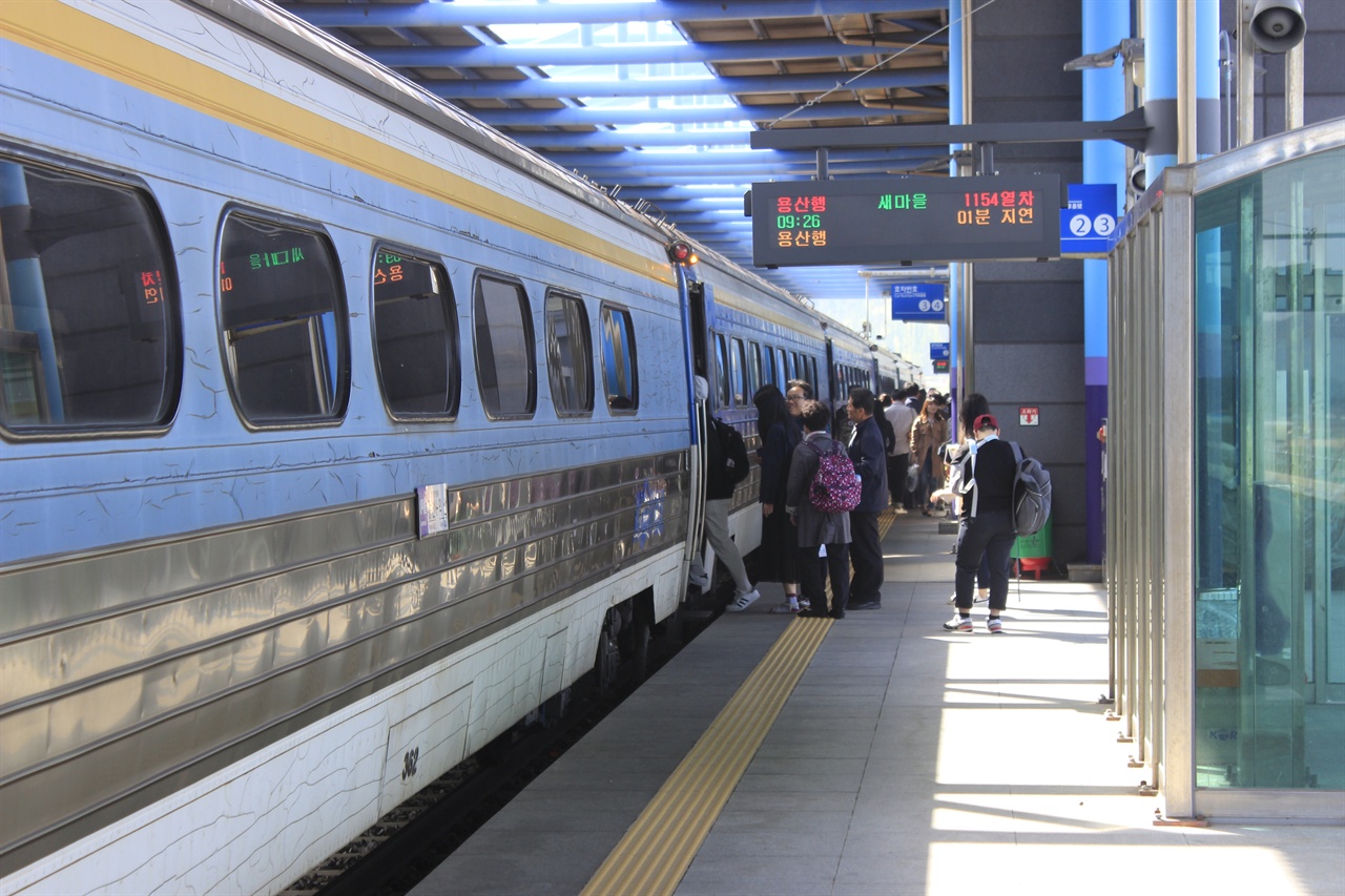4월 29일 대천역에 정차한 새마을호 열차에 시민들이 탑승하고 있다.