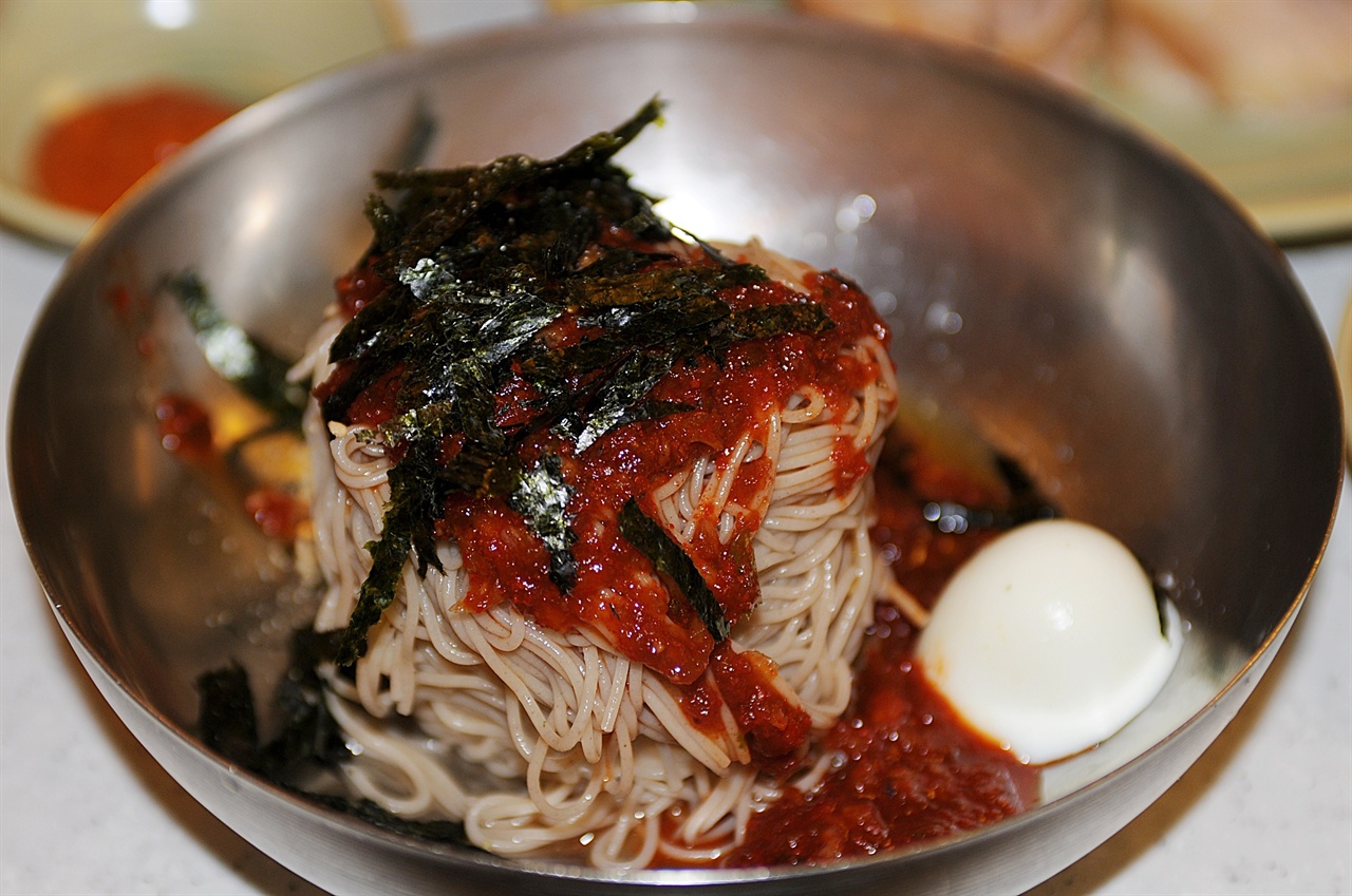 샘밭막국수의 비빔막국수 신북읍 일대의 막국수 명가 샘밭막국수의 막국수는 2대째 내려오면서 여전히 그 맛과 명성을 유지하고 있다.  