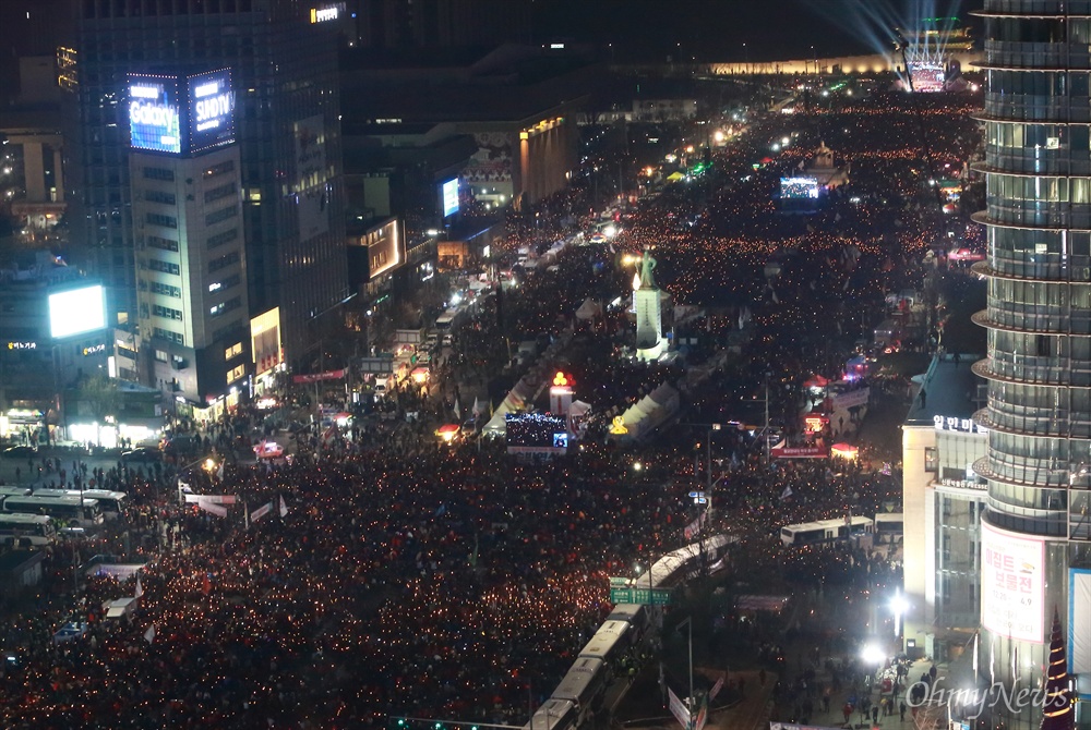 2016년 마지막 날인 12월 31일 오후 광화문광장에서 열린 박근혜 즉각퇴진을 위한 ‘송박영신’ 10차 범국민행동의 날 촛불집회에서 참석자들이 촛불 파도타기를 하고 있다. 