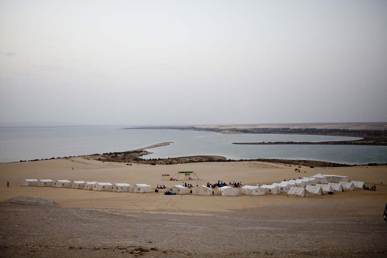 카이로 서부 건천지역 호숫가에 설치된 첫 번째 베이스캠프