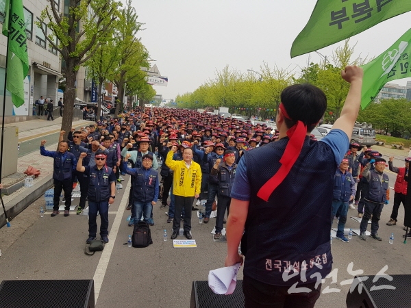 1일 오후 12시 30분 고용노동부 인천고용센터 앞 차도에서 열린 '2018 세계노동절 투쟁 선포 결의대회'에 경인지역 건설노동자 1,000여명이 참석했다. ⓒ 인천뉴스