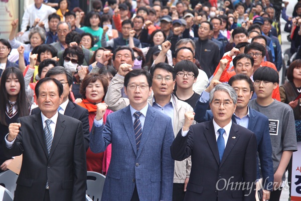 일제강지징용노동자상 경남건립추진위원회가 5월 1일 오후 창원 정우상가 앞에서 연 "일제 강제동원 노동자상 제막식"에서 박종훈 경남도교육감과 김경수 국회의원 등 참석자들이 민중의례를 하고 있다.