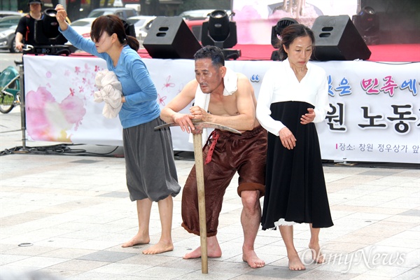 일제강지징용노동자상 경남건립추진위원회가 5월 1일 오후 창원 정우상가 앞에서 연 "일제 강제동원 노동자상 제막식"에서 오현수, 정기정, 방영미씨가 "그날, 잊쳐지지 않는 순간들"이란 제목의 창작춤공연하고 있다.