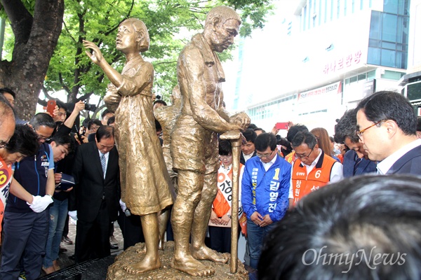 5월 1일 오후 창원 정우상가 앞에서 '일제 강제동원 노동자상 건립 제막식' 뒤 참가자들이 묵념하고 있다.