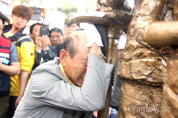 일제강지징용노동자상 경남건립추진위원회가 5월 1일 오후 창원 정우상가 앞에서 "일제 강제동원 노동자상 제막식"을 열었고, 일제강점기 때 사할린으로 끌려갔던 아버지를 두었던 김수웅(74)씨가 노동자상을 부여 잡고 울었고 절을 했다.