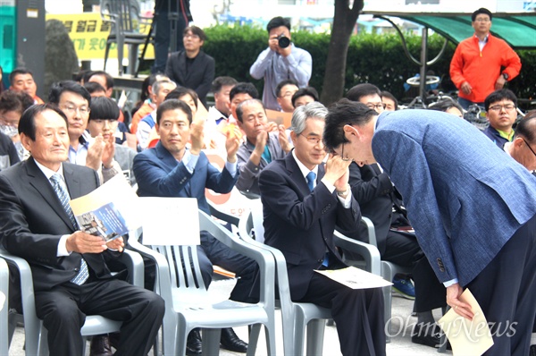 더불어민주당 김경수 국회의원이 5월 1일 오후 창원 정우상가 앞에서 열린 '일제 강제동원 노동자상 건립 제막식'에 참석해 소개를 받고 인사하고 있다.