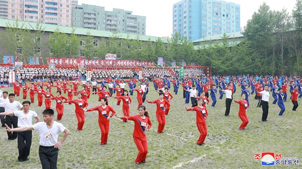 북한의 노동절 모습은? (평양 조선중앙통신=연합뉴스) 북한 조선중앙통신은 제128주년 노동절을 맞아 당과 정부의 간부들이 각지 근로자들과 함께 5.1절을 뜻깊게 기념하였다고 1일 보도했다