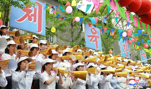 북한의 노동절 모습은? (평양 조선중앙통신=연합뉴스) 북한 조선중앙통신은 제128주년 노동절을 맞아 당과 정부의 간부들이 각지 근로자들과 함께 5.1절을 뜻깊게 기념하였다고 1일 보도했다