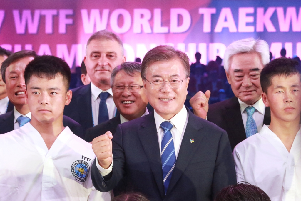 2017년 전북 무주에서 열린 세계태권도선수권대회에 참석한 문재인 대통령이 북한 ITF 태권도 선수들과 함께 기념촬영을 하고 있는 모습.