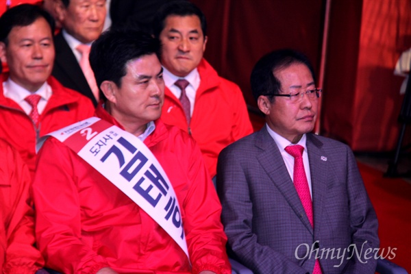 2일 오후 창원컨벤션센터에서 열린 자유한국당 지방선거 필승결의대회에 참석한 홍준표 대표와 김태호 경남지사 후보가 같이 앉아 있다.