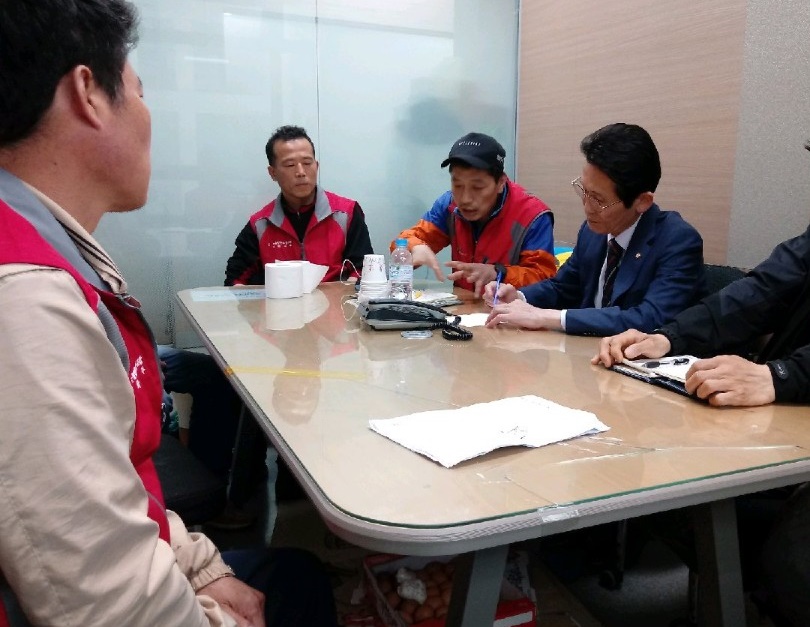 윤소하 정의당 의원이 2일 탠디 본사에서 제화노동자들과 만나 이야기를 나누고 있다.