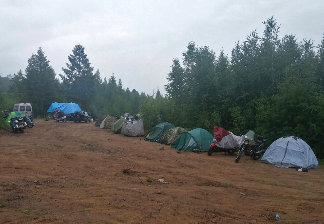 추모를 위해 곳곳에서 온 러시아 라이더들이 각자 자리에 텐트를 쳤다. 나도 끝으로 가서 바이크를 세워두고 텐트를 쳤다.
