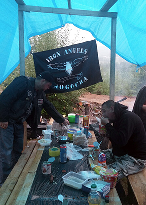 아침에 일어나 천막으로 가보니 이미 일어난 친구들이 식사를 하고 있다. 뒤로는 그들의 라이더 클럽 깃발이 걸려있다.

